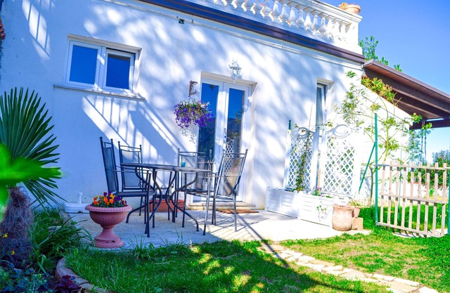 Vacation apartment with private garden, roof terrace and communal pool
