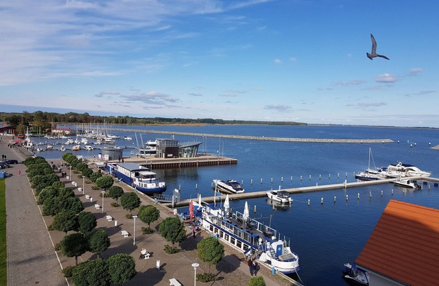 Vacation apartment with a view of the water and the harbor
