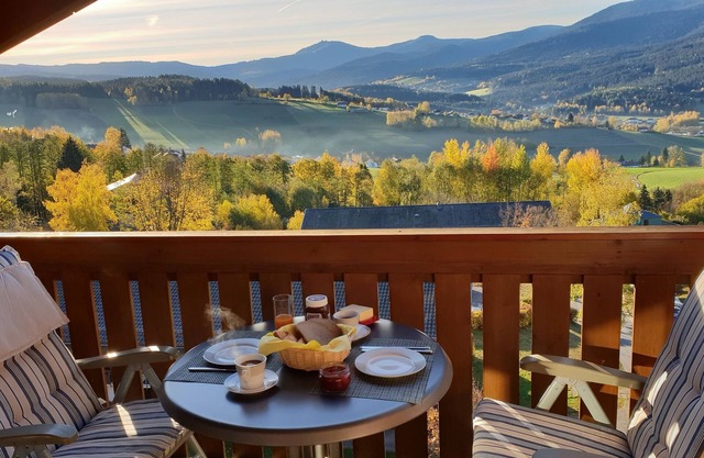 Vacation apartment with a panoramic view, modern, by a golf course, wellness