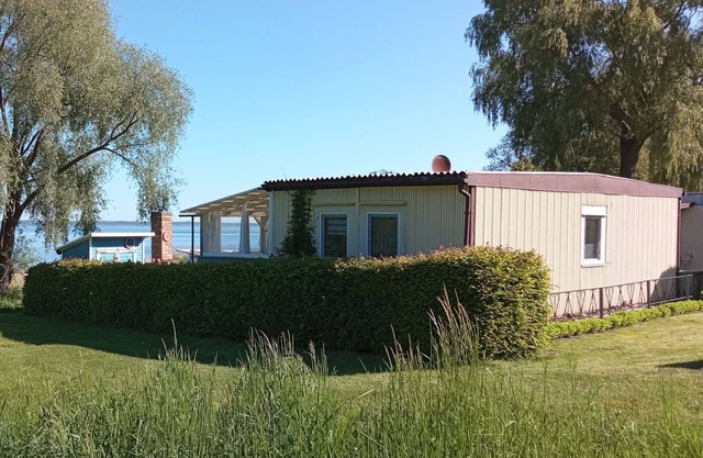 Vacation bungalow directly on Lake Kummerow