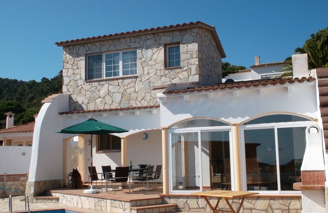 Vacation chalet with a swimming pool, dogs are allowed