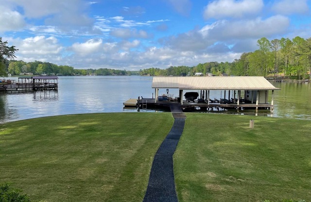 Vacation Getaway on Lake Martin only 35 minutes from Auburn
