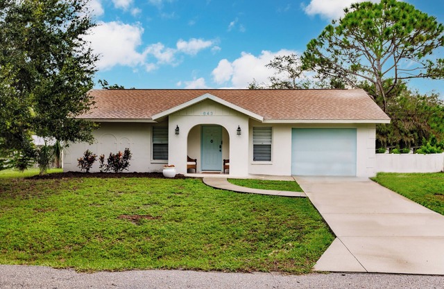 Vacation Home: 3 bedrooms, fire pit, pergola with outdoor seating, we love pets!