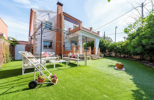 Vacation Home '50 M to the Beach' with Private Terrace, Wi-Fi and Air Conditioning
