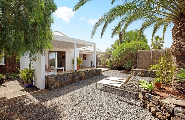 Vacation Home "Casa La Bubilla en Lajares" with Private Garden & Wi-Fi