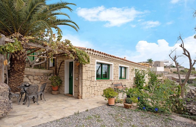 Vacation Home "Casita El Parral" with Mountain View, 2 Private Terraces & Wi-Fi