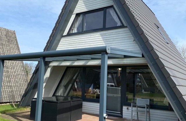 Vacation home close to the beach with patio cover; fiberglass; garden; parking at the house