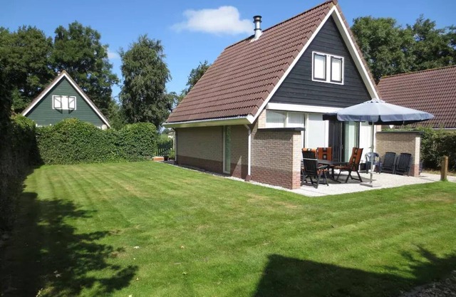Vacation home for 6 people near the beach, comfortable with fenced garden, pool