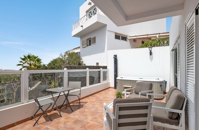 Vacation Home 'Garten Apartment' with Sea View, Private Terrace and Wi-Fi