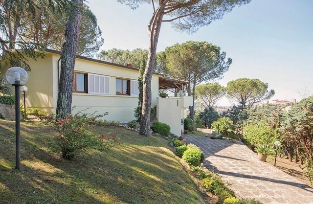 Vacation home in beautiful panoramic position and with private garden in Lari.