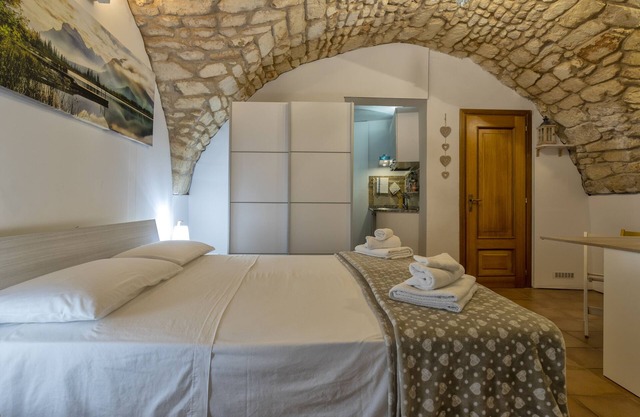 Vacation Home "La Casetta di Pietra" with A/C & Wi-Fi