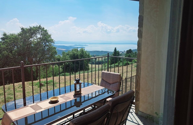 Vacation Home La Perla del Lago-All the comfort of your own home with a lake view!