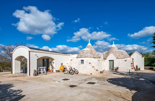 Vacation Home "La Valle dei Trulli" with Private Garden, Whirlpool & Wi-Fi