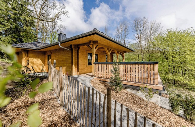 Vacation Home "Log Cabin 2 with Mountain View", Private Terrace and Wi-Fi in the Sauerland