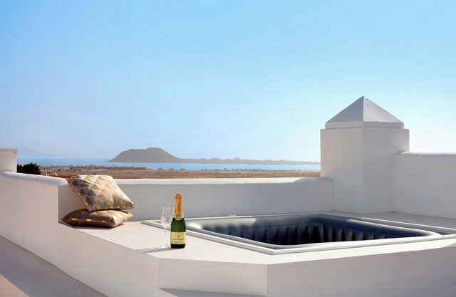 Vacation Home 'Luxury Ocean View' with Sea View & Shared Pool