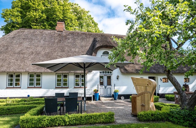 Vacation home 'Poppenstuuv', idyllic baroque fairytale garden, sauna, parking, Wi-Fi