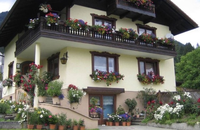 Vacation home 'Sallacherguetl' with mountain view, balcony and WLAN in the Dachstein Tauern Region
