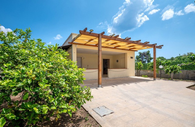 Vacation Home "Villa Minetta" with Private Pool, Covered Terrace, Garden & Wi-Fi