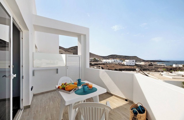 Vacation Home "Viviendas El Pescador - Ancla" with Sea View, Private Terrace & Wi-Fi