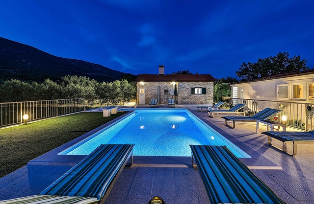 Vacation home with outdoor pool, botanical garden and a beautiful sea view