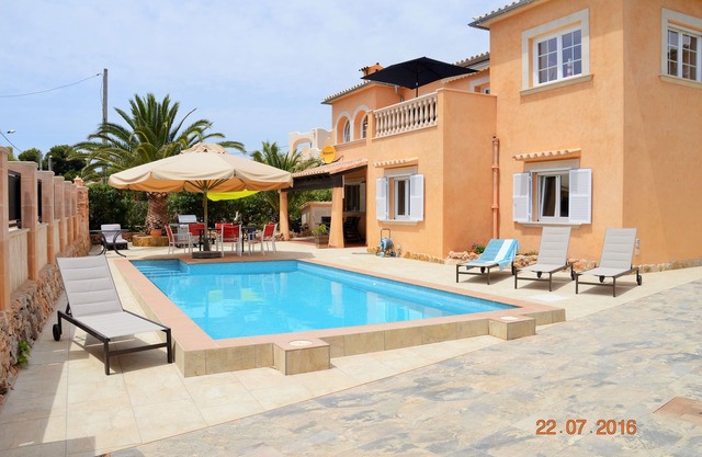 Vacation home with pool by the sea with 4 bedrooms for 7 people WIFI FREE