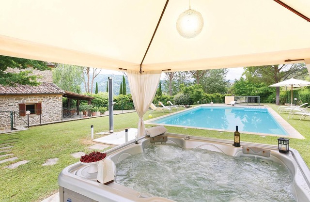 Vacation home with pool and jacuzzi for the exclusive use of guests in Subbiano, in the Arno Valley