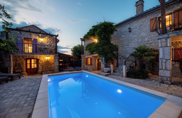 Vacation home with pool in Gabonijn