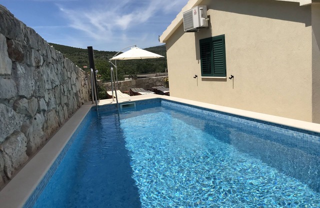 Vacation home with private pool for 8 people