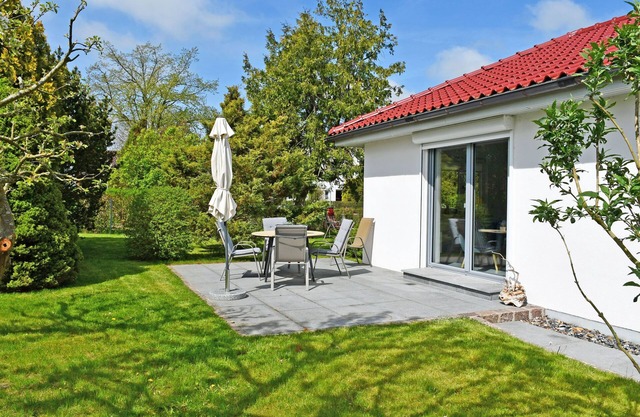 Vacation home with sauna and terrace in the center of Rügen
