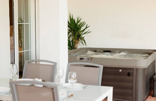 Vacation home with sea view, private garden and jacuzzi and garage
