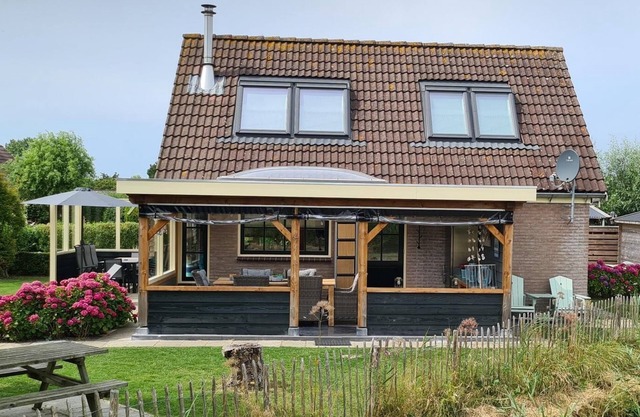 Vacation house, for small groups near Schagen and Callantsoog, ideal for peace, space and nature. Enjoy a good kitchen, luxury bedrooms with private bathrooms, and a cozy canopy. Perfect for families, friends or couples. Dogs welcome, nice hiking and