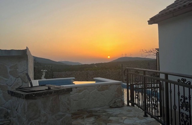Vacation house with hot tub, pool and privacy