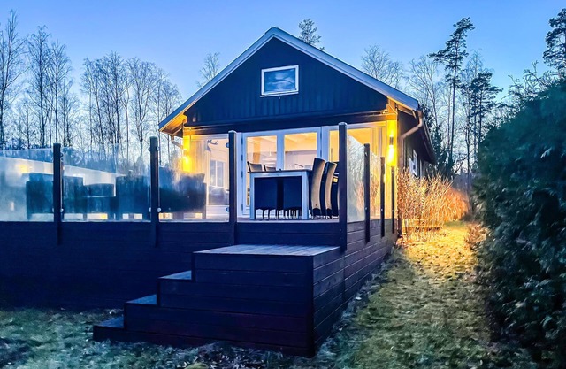 Vacation idyll in wooden house by the lake in Skåne.