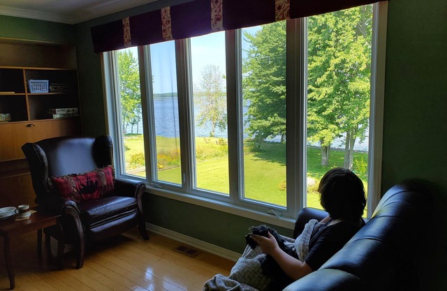 VACATION in 🇨🇦 CANADA 🇨🇦: Pet Friendly All-Season Getaway by the Ottawa River