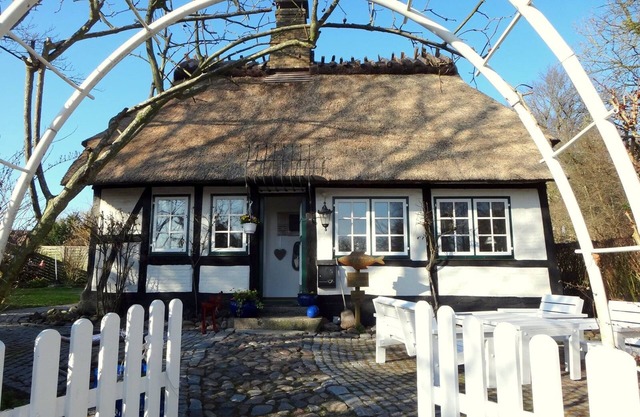 Vacation in the listed thatched-roof half-timbered house "Rikate" in Kappeln on the Schlei, high-quality and with a view of the Schlei in the home of the country doctor