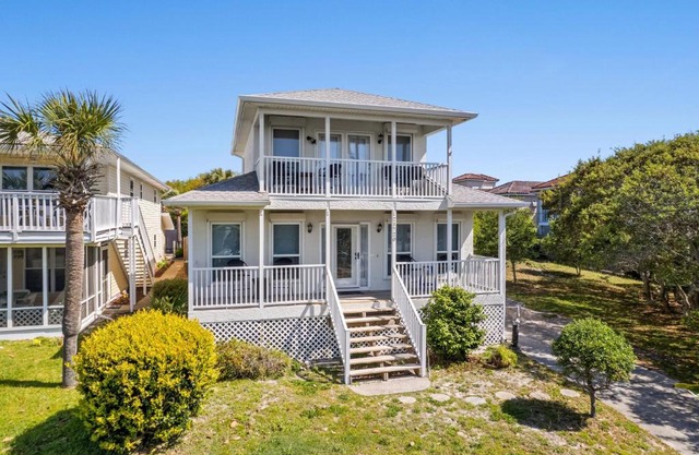 Vacation in This Gorgeous 2-Story Home! 3 BR 3 BA! Sleeps 8!