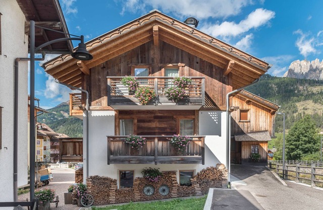 Vacation Apartment "Ciasa" with Mountain View, Wi-Fi & 2 Balconies