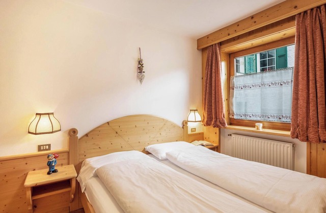 Vacation Apartment "Ciasa Lino Rotic" with Mountain View & Wi-Fi