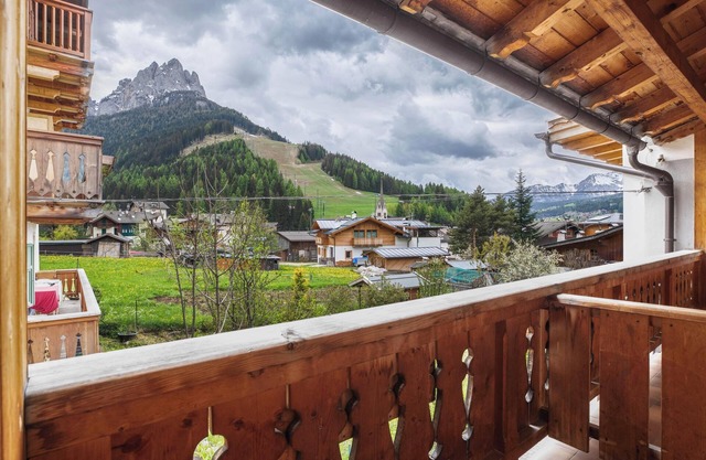 Vacation Apartment "Ciasa Lino Aloch" with Mountain View & Wi-Fi