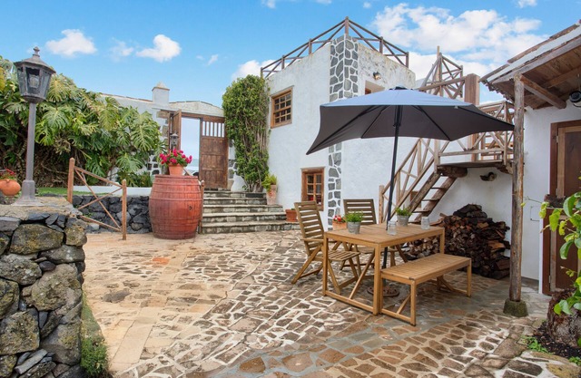 Vacation 'La Paredita Casa Abona' with Shared Garden and Wi-Fi