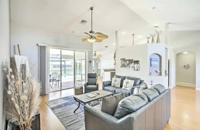 Vacation Mode, ON! Chic & Airy Coastal Villa for 8