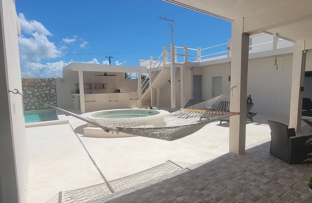 Vacation Oasis 90 sec to beach, with pool, sitting pool, BBQ area & outdoor Bar