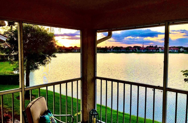 Vacation Paradise at "Sunset Tides " Emerald Lakes in North Naples!