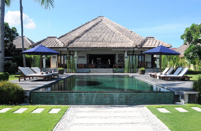 Vacation rental on Bali, 10 persons luxury villa with private pool on the beach