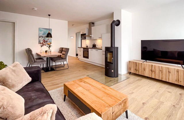 Vacation rental (new construction 2023) in prime location with fireplace and bal