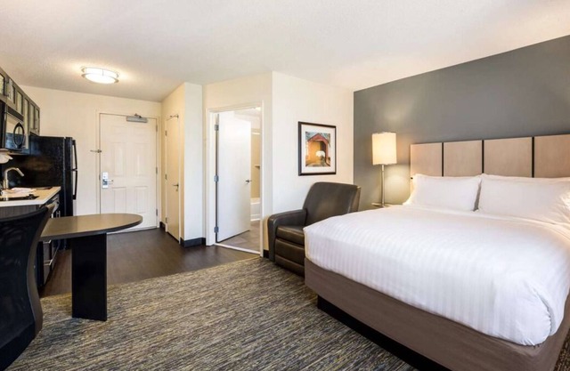Vacation Time! Close to Airport, Full Kitchen, Pet-friendly and Outdoor Pool!