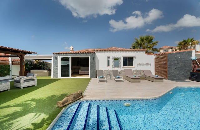 Vacation Villa 'Casa Zara' with Sea View, Wi-Fi and Air Conditioning