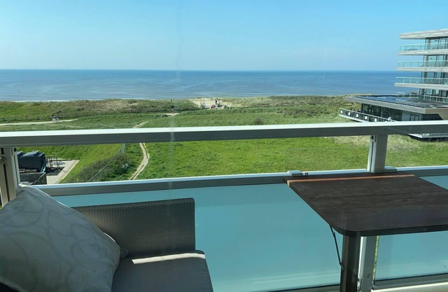 Vacationing and sleeping right by the sea? This is possible if you opt for the completely redesigned Penthouse Zonnehoff with frontal sea view. The apartment is modern and stylishly furnished. Light, space and comfort dom