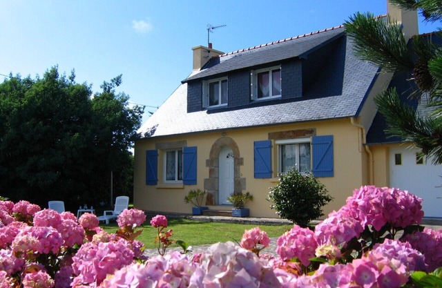 Vacations on the Crozon peninsula: sea, beach, countryside, hiking, relaxation.