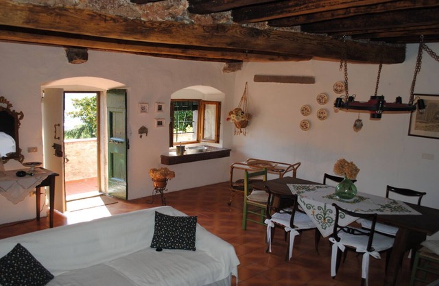 Vaiano: Country holiday home -in a small green "borgo",near firenze